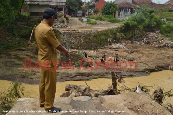 Jembatan Penghubung Dua Desa Hanyut Terbawa Arus Sungai