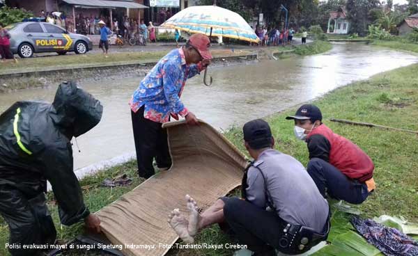 Warga Mundu Temukan Dua Mayat Berpakaian Jas di Sungai Sipetung