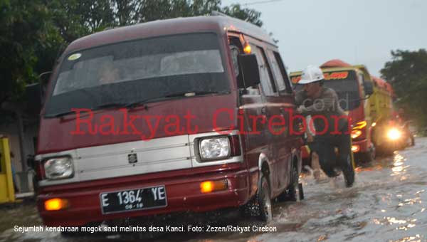 Nekat Terobos Banjir, Sejumlah Kendaraan Mogok di Tengah Jalan