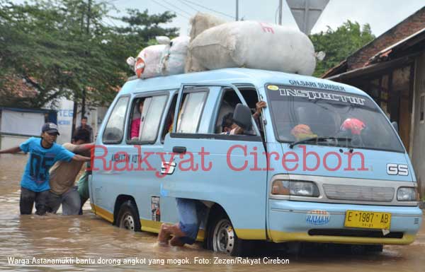 Kendaraan Terpaksa Didorong Saat Melintas di Lokasi Banjir