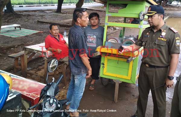 Puluhan PKL Masih Bertahan di  Bima, Satpol PP Cuma Beri Teguran