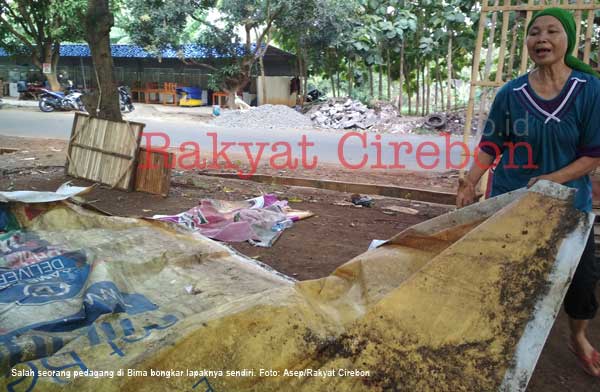 Pedagang di Kawasan Bima Terpaksa Bongkar Lapak Sendiri