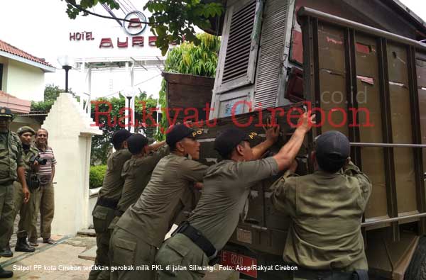 Satpol PP Angkut Gerobak PKL di Jalan Siliwangi