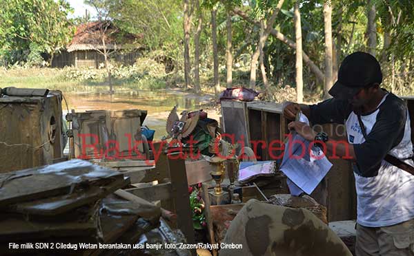 Banjir, Siswa SD Tetap Sekolah