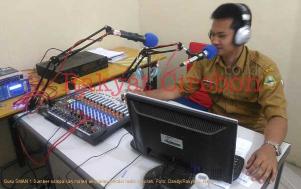 Guru Sampaikan Mata Pelajaran Melalui Siaran Radio Sekolah