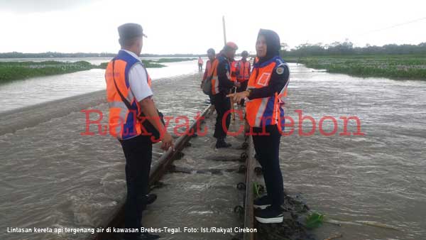 Rel Kereta Terendam Banjir, Perjalanan KA Terlambat Hingga 135 Menit