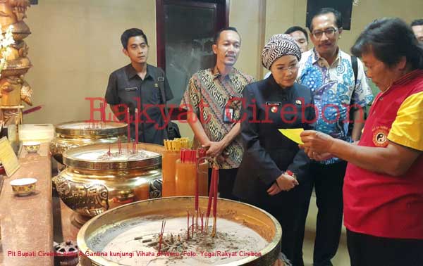 Selly Coba Ramalan di Vihara Dharma Bhakti Hok Keng Tong