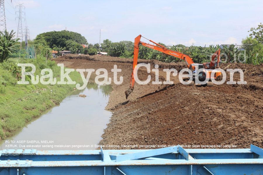 Sungai Cikalong Mulai Dikeruk