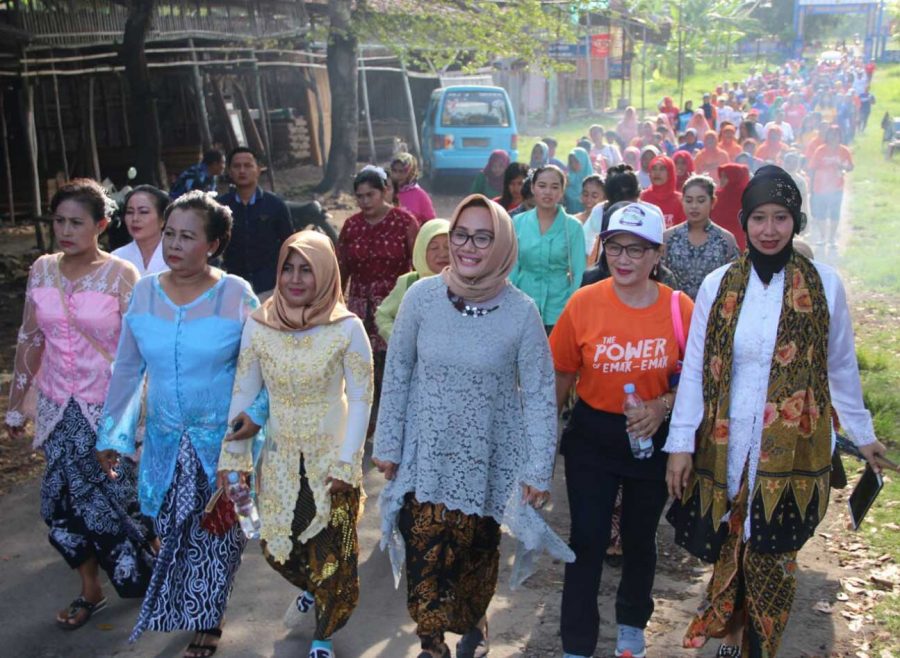 Peringati Hari Kartini, Eti Ikut Jalan Santai dan Senam Berkebaya Bareng J-Center