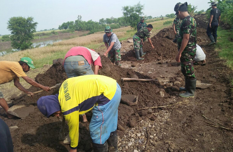 Warga dan TNI Garap Pengerasan Jalan Akses Lalu Lintas Petani Lelea
