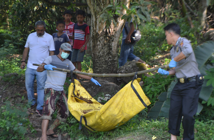 Warga Gemulung Mencium Bau Bangkai di Sungai, Eh Ternyata Ada Mayat Sudah Membusuk