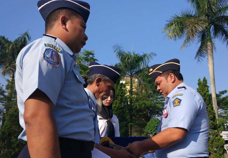 Imigrasi Beri Penghargaan Pegawai Teladan