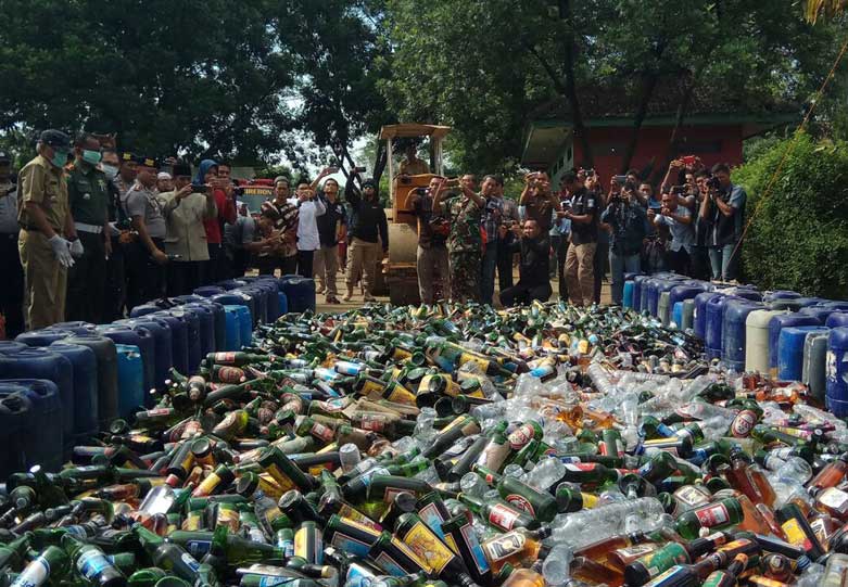 Polres Cirebon Musnahkan Ribuan Liter Miras