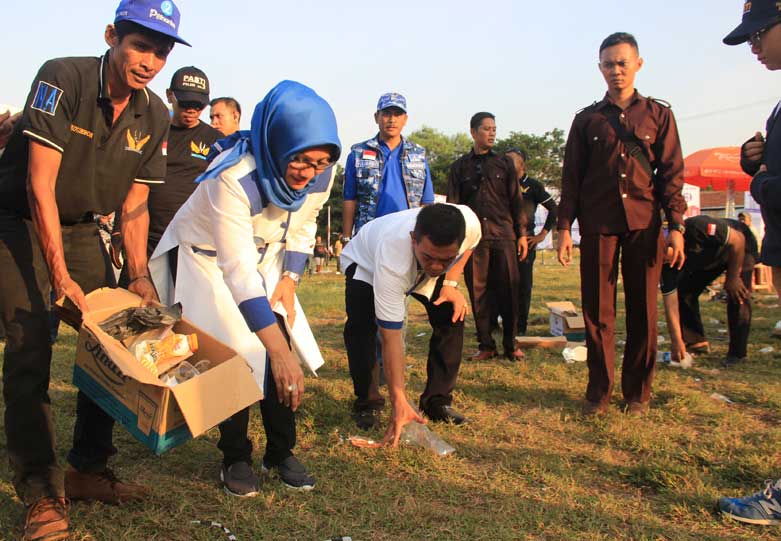 Azis-Eti Ikut Bersihkan Sampah, Komitmen Wujudkan Kota  Bersih