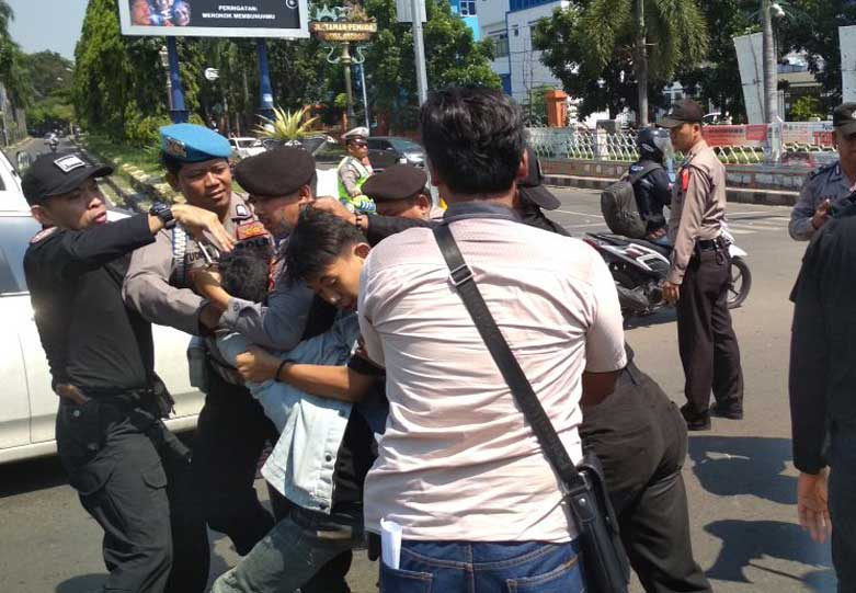 Aksi May Day, Mahasiswa Diangkut Polisi