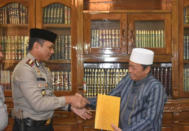 Kapolres Wakafkan Alquran ke Santri