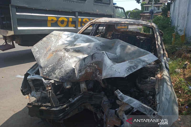 Aksi Polisi Kejar-kejaran dengan Buronan Perampok, Mobil Tersangka Menabrak Tiang PJU dan Terbakar