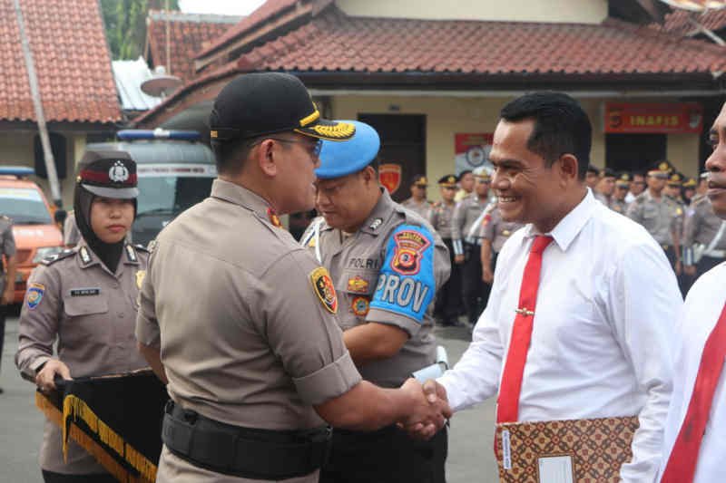 Ungkap Jaringan Narkoba Lapas, Kapolres Cirebon Kota Beri Penghargaan 8 Anggota Satnarkoba