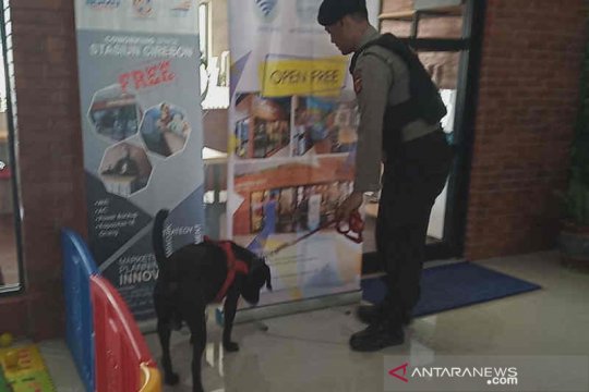 2 Anjing Pelacak Polda Jabar Jaga Stasiun Cirebon
