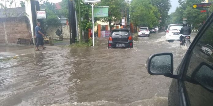 Diguyur Hujan Selama 1 Jam, Beberapa Ruas Jalan Kota Cirebon Banjir