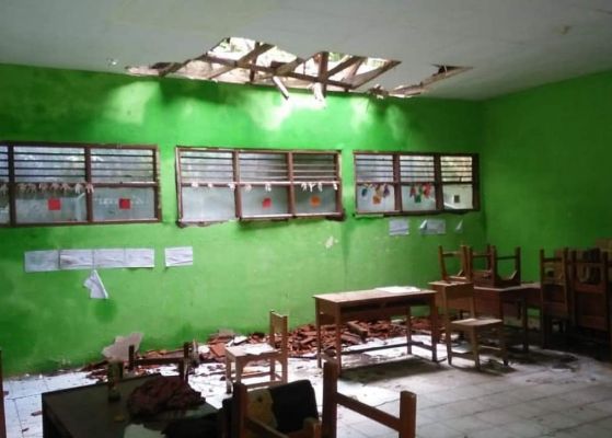 Akibat Hujan Intensitas Tinggi Kondisi Bangunan Lapuk, Atap Ruang Kelas SDN Lebakngok Kota Cirebon Jebol