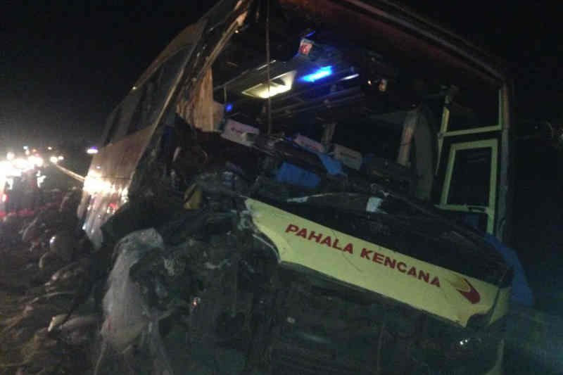2 Meninggal Dunia, Bus Tabrak Truk Bermuatan Beras di Tol Cipali