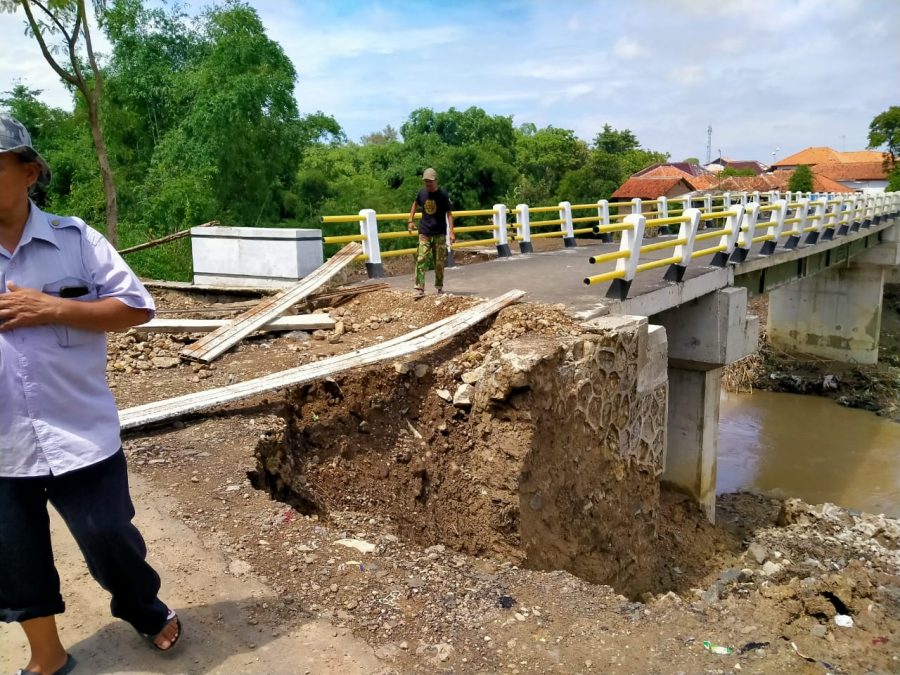 Kondisi Jembatan Rp4,4 Miliar Makin Parah, Jalan Penghubungnya Hancur Diterjang Banjir