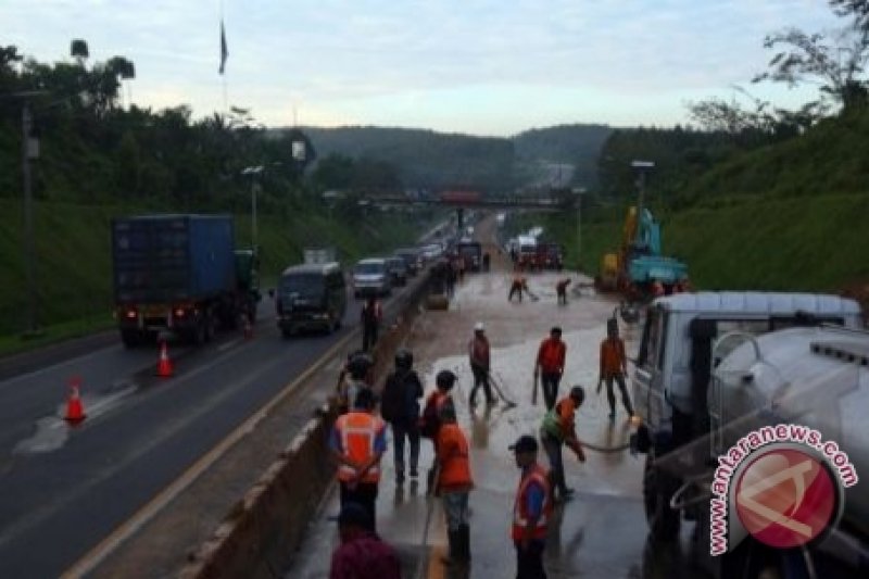 Longsor Dekat Tol Cipularang, Belasan Warga Mengungsi