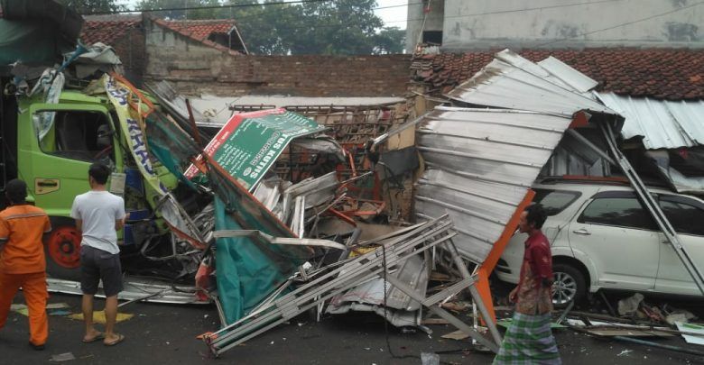 Situasi Lokasi Truk Gandeng Tabrak 4 Rumah dan Toko Oleh-oleh di Cirebon