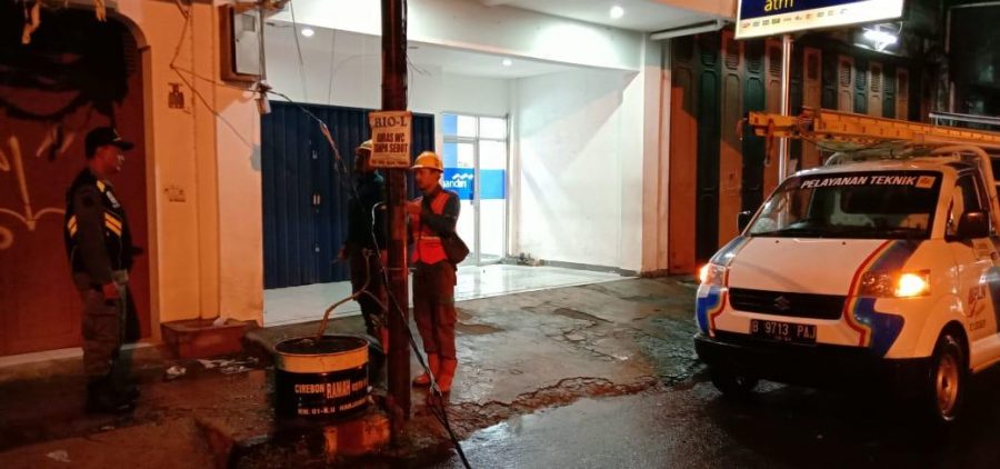 Tersangkut Truk, Kabel Listrik Bertegangan Tinggi Halangi Jalan Kanggraksaan Cirebon