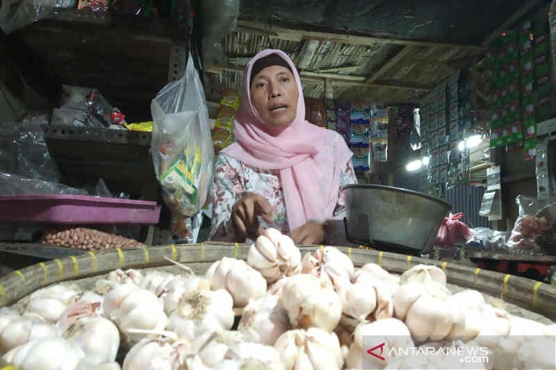 Stok Bawang Putih Menipis, Harga Melonjak Tajam di Pasar Baru Indramayu