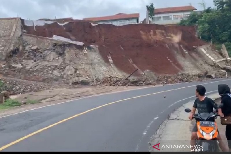 Longsoran Tanah Tebing di Jalan Raya Bandung-Garut, Polisi: Tidak Ganggu Arus Lalin