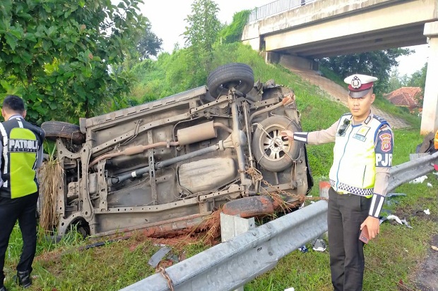 Kecelakaan Maut di Tol Cipali, Serempetan Antara Minibus Terguling Satu Tewas