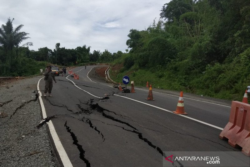 Hati-hati, Jalan Lingkar Timur Waduk Jatigede Ambles