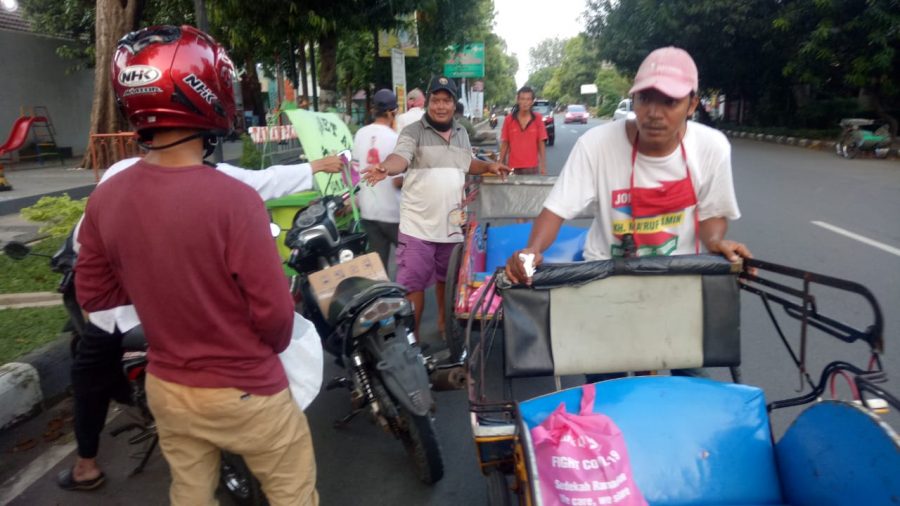 MATAN Cirebon Bagi Masker dan Makanan ke Tukang Becak