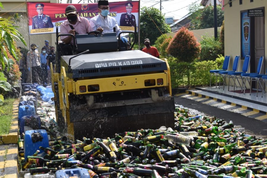 Jelang Lebaran, Ribuan Botol Miras Dimusnahkan