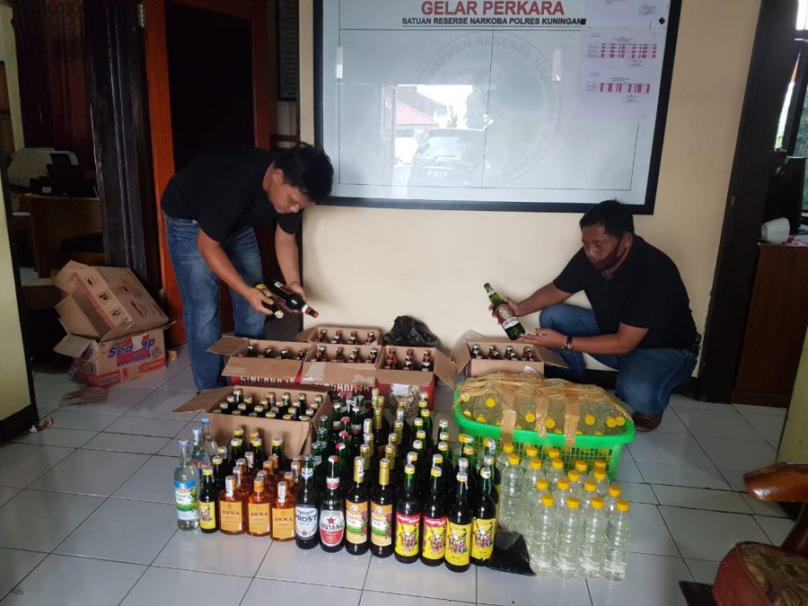 Ratusan Botol Miras Siap Edar Malam Takbiran Disita Polisi