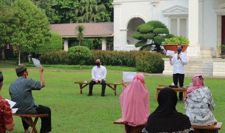 Jokowi Berikan Bantuan Modal Kerja di Halaman Istana Merdeka