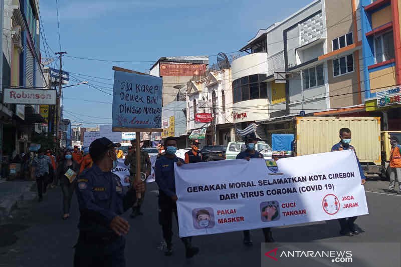 Aksi Jalan Kaki Wali Kota Cirebon dan Ketua DPRD Kota Cirebon Ingatkan Masyarakat Protokol Kesehatan