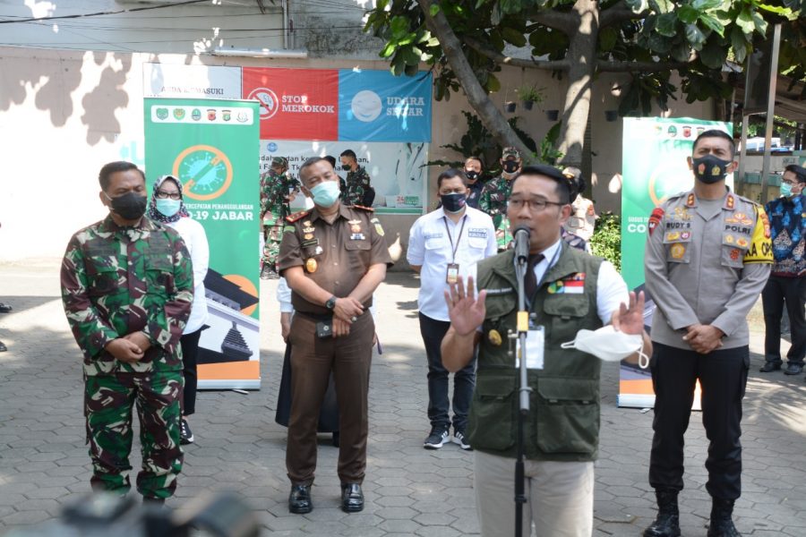 Pangdam III/Slw dan Pejabat Forkopimda Provinsi Jabar Lakukan Uji Klinis Vaksin Covid-19 Fase Tiga