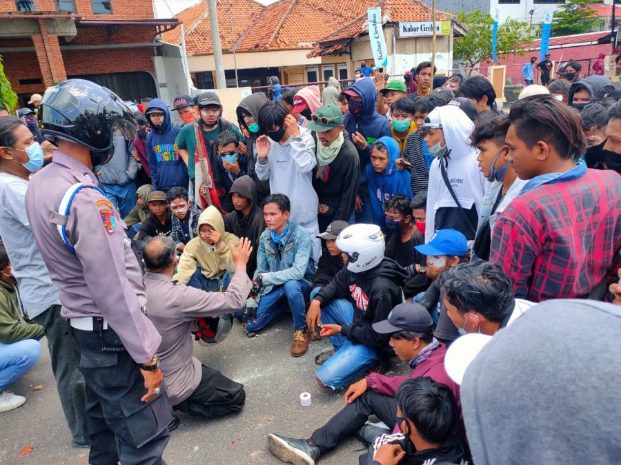 Polisi Lakukan Negoisasi Saat Ricuh, Massa Bercelana Abu-Abu-Aliansi BEM Cirebon Tolak Omnibus Law