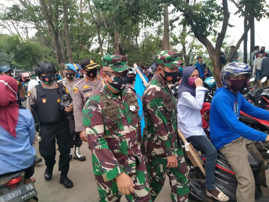 Di Tengah Kerumunan Unjuk Rasa, Danrem 063/SGJ Imbau Tetap Laksanakan Protokol Kesehatan