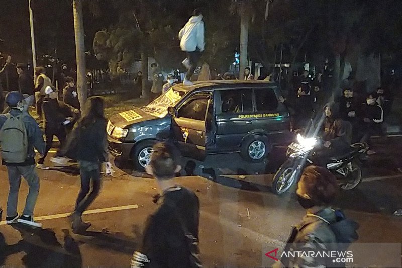 Buntut Aksi Massa Berujung Rusuh, Polda Jabar Selidiki Perusakan Mobil Polisi