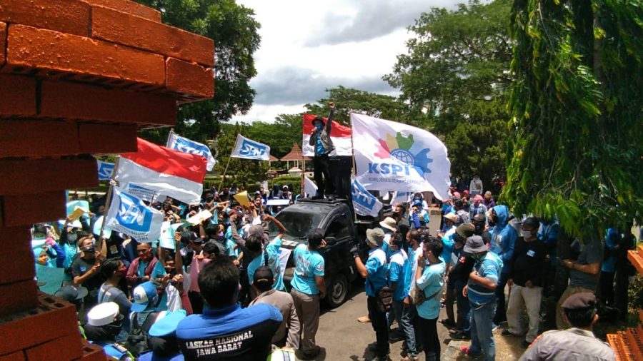 Tolak Omnibus Law Ada Pasal Rugikan Buruh,  Geruduk Gedung DPRD Kabupaten Cirebon