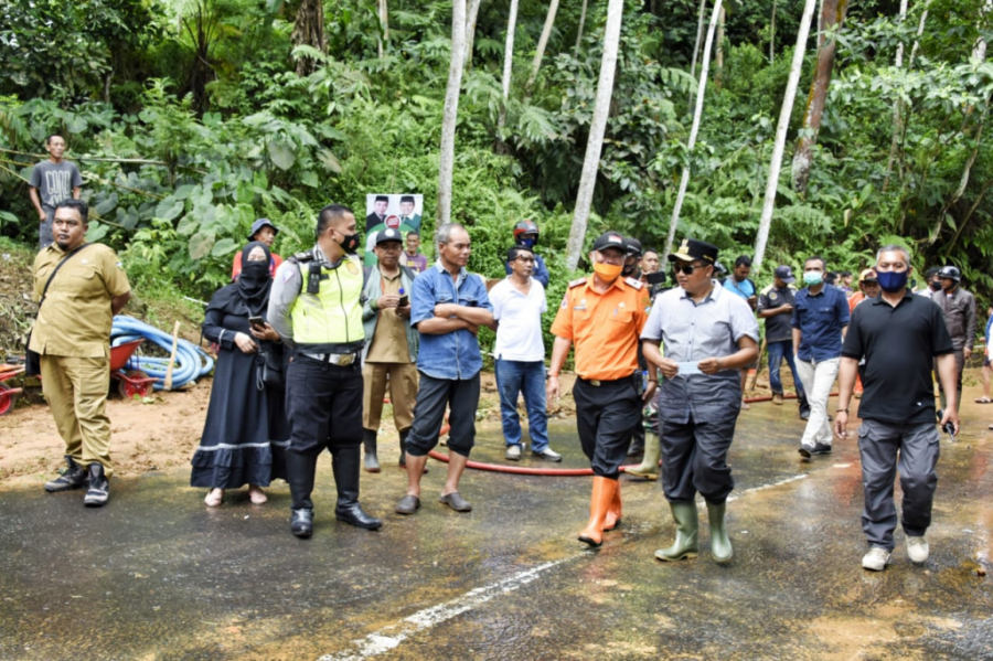 Uu Ruzhanul Ulum Tinjau Lokasi Bencana Banjir Longsor di Kabupaten Tasikmalaya