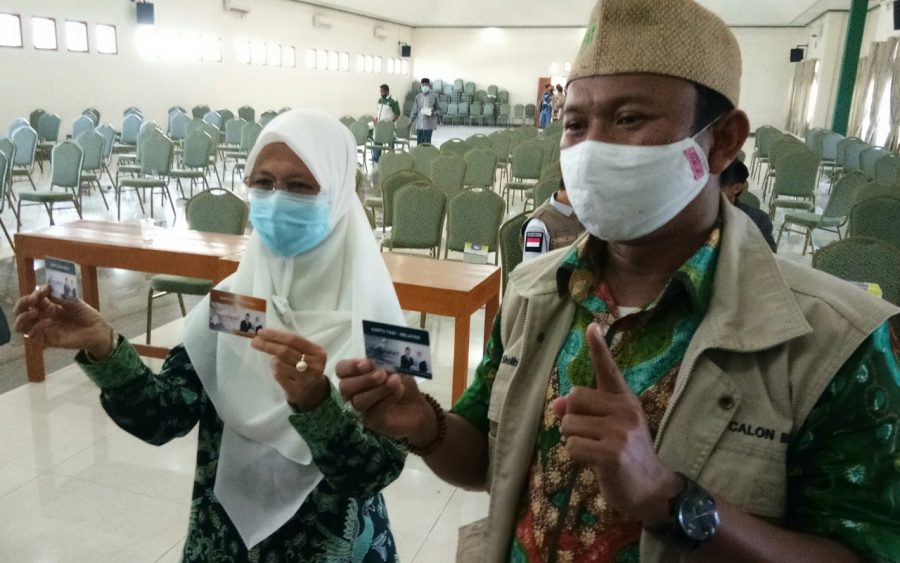 Paslon Sholawat Tunjukan Kartu Sakti untuk Warga Indramayu, Ini Fungsinya