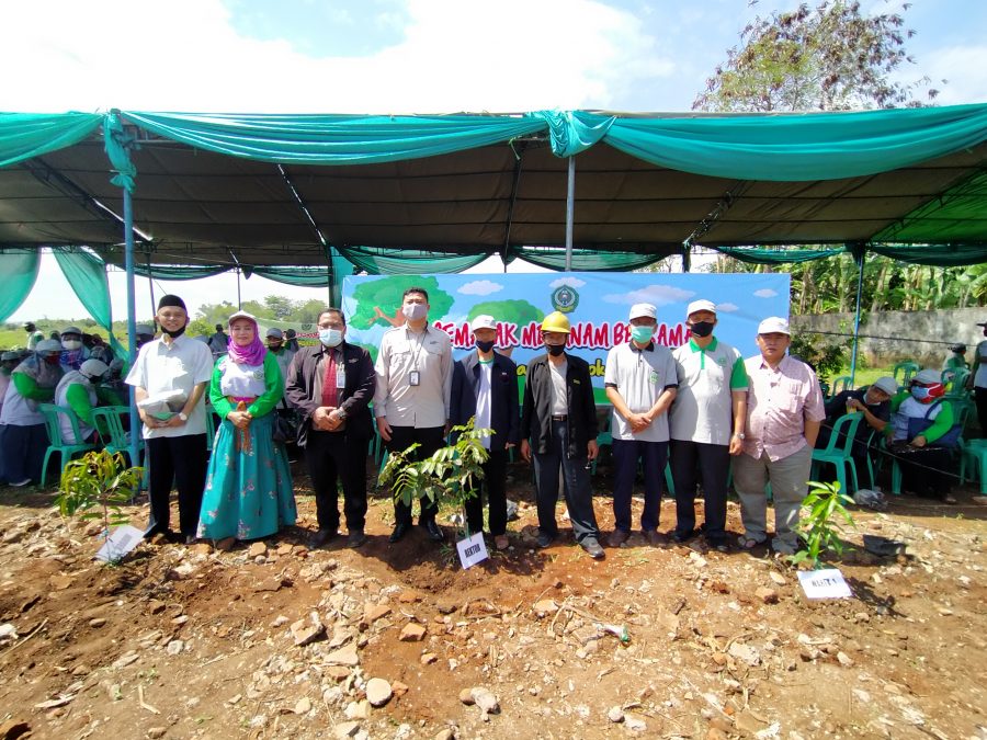 IAIN Cirebon Bersama Bank Mandiri Syariah Tanam 500 Pohon di Astapada
