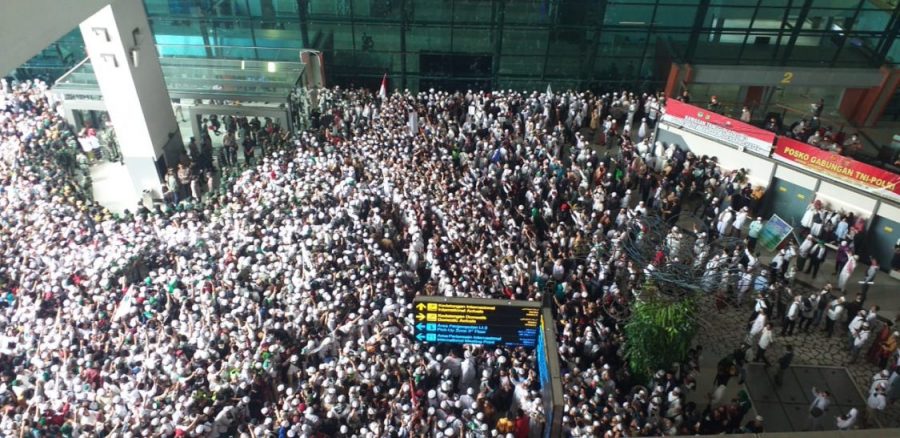 Begini Suasana Massa Penjemput Habib Rizieq di Terminal 3 Bandara Soetta