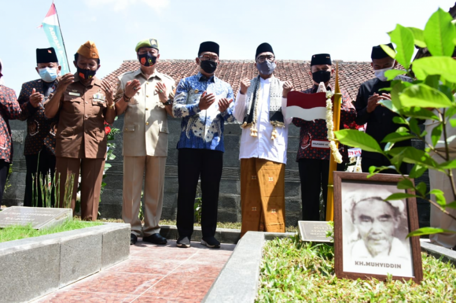 Pemancangan Bambu Runcing di Pusara KH. Muhyiddin, Ini Pesan Ridwan Kamil