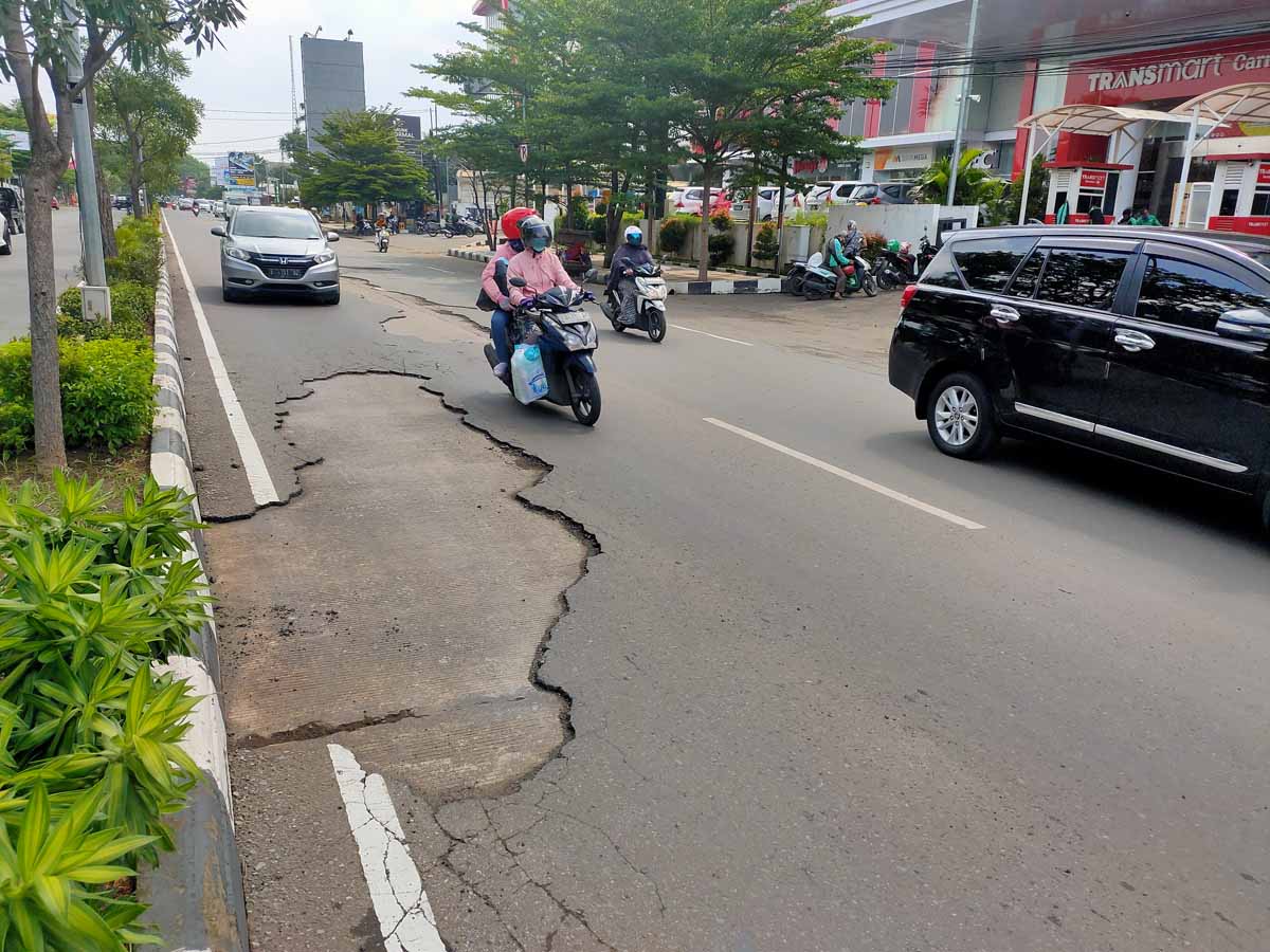 Aspal Jalan Cipto Langsung Rontok